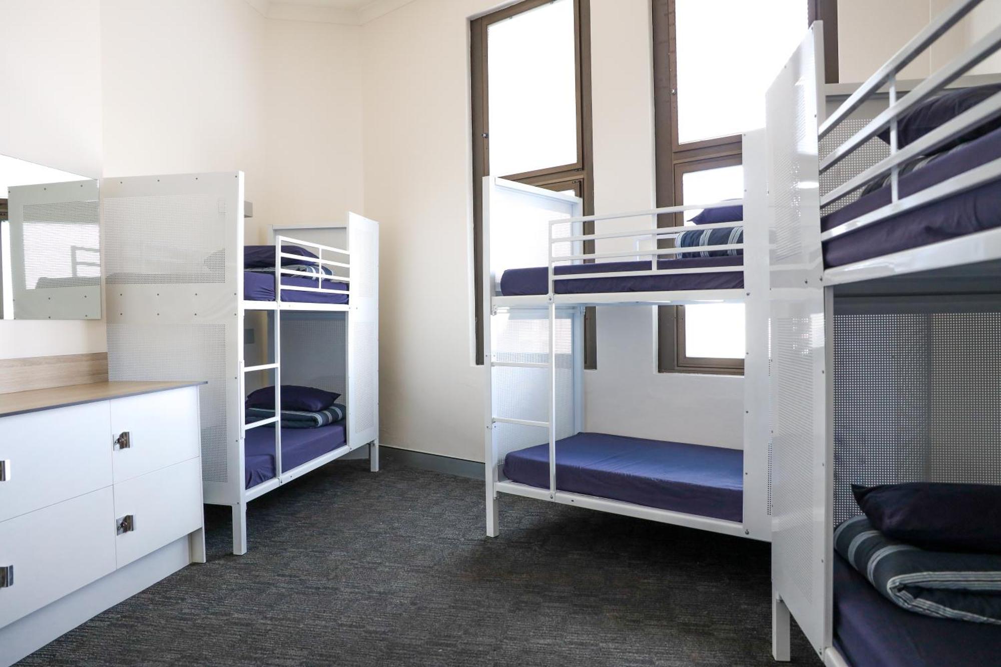 Wake Up! Sydney Central (Adults Only) Eksteriør bilde A typical room at the International Youth Hostel in Melbourne, Australia